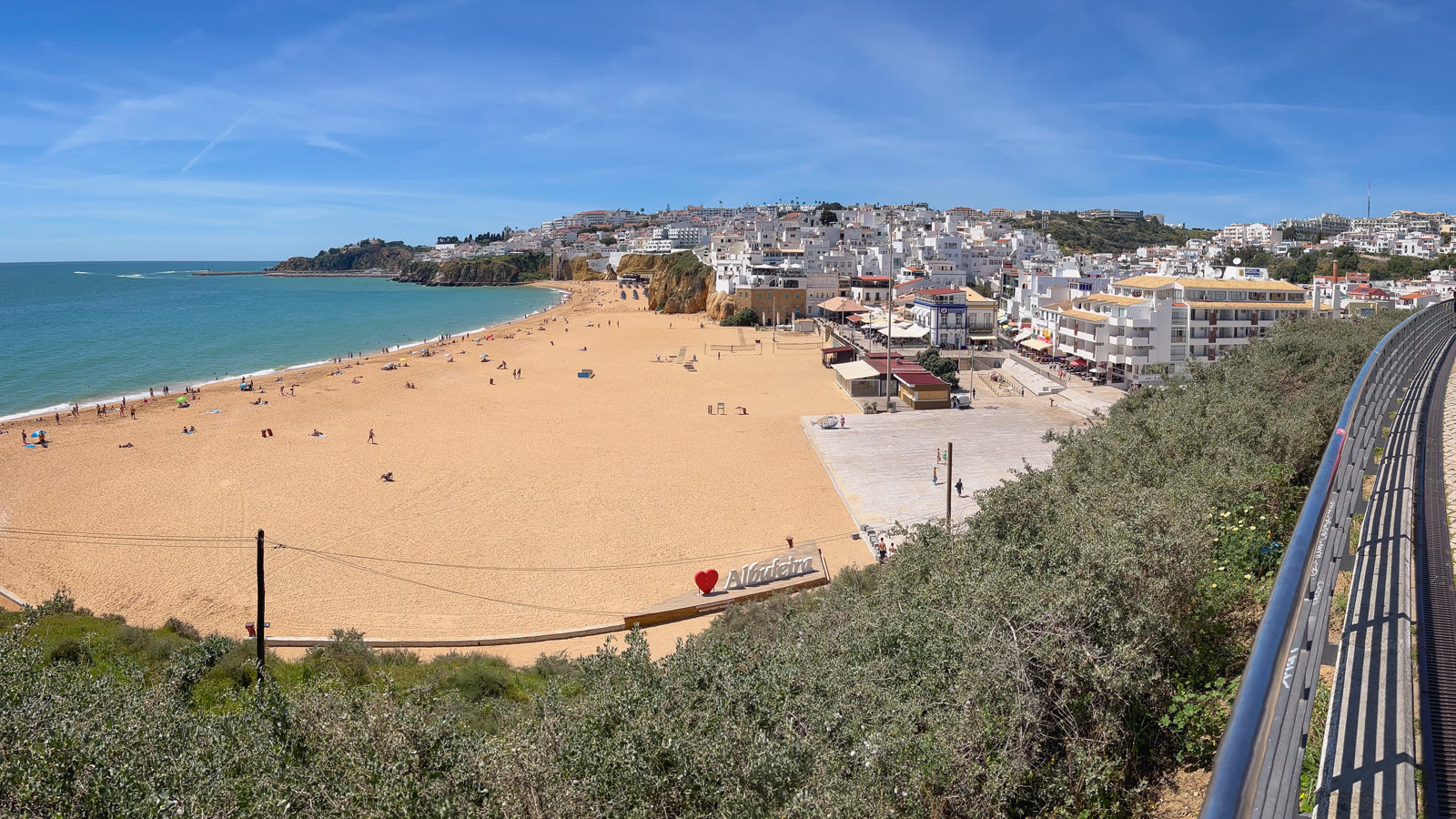 Praia dos Pescadores og Albufeiras hvide gamle by set fra klinten