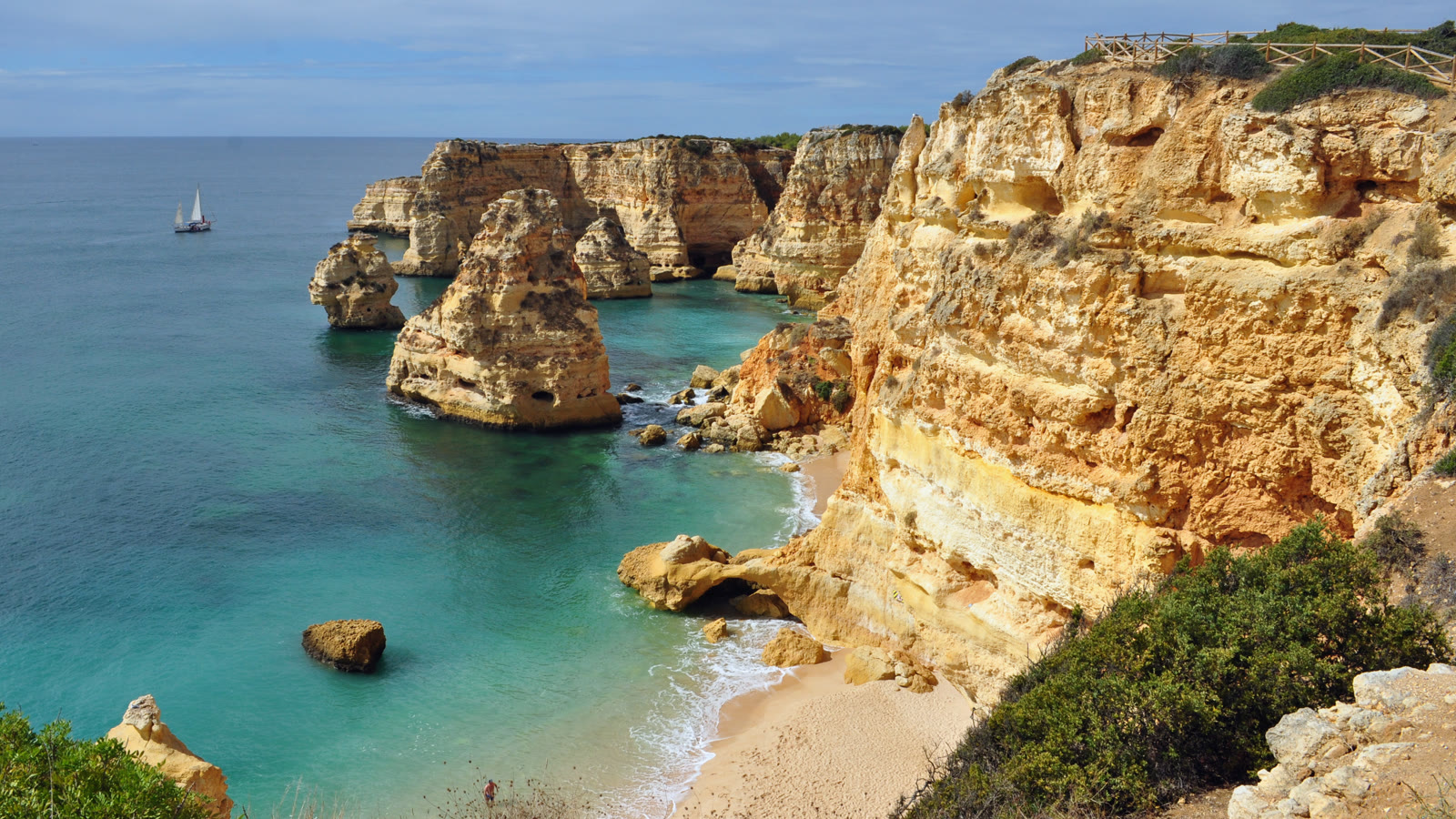 Praia da Marinha på Algarve med kalkstensklipper, sandstrand og turkis vand