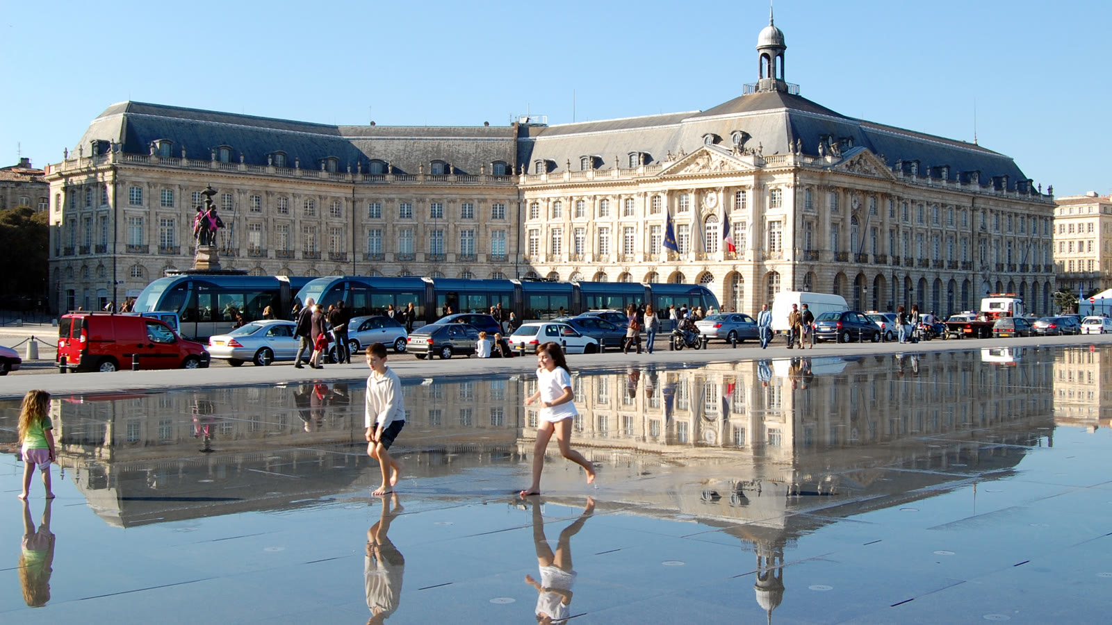 Vandspejlet Miroir d'eau foran Place de la Bourse i Bordeaux