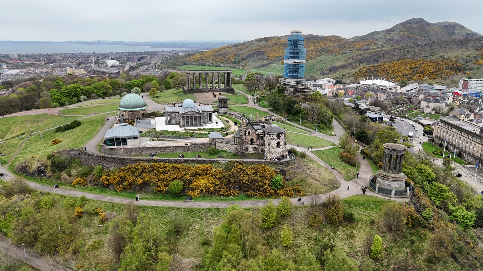 Calton Hill med monumenterne og udsigt over Edinburgh