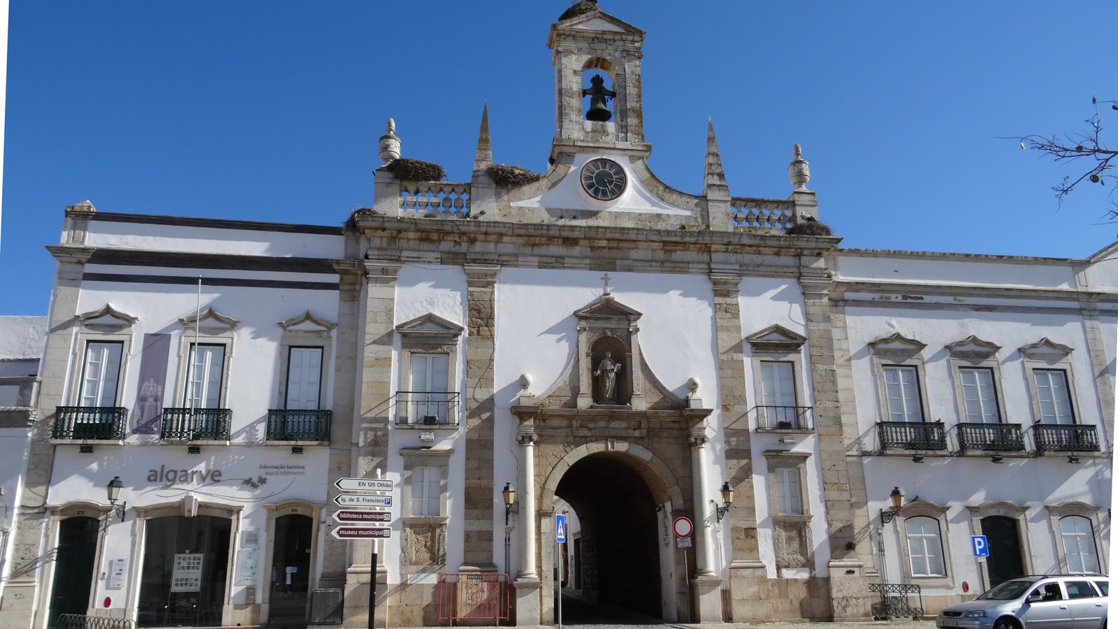 Arco da Vila i Faro med klokketårn, ur og storkereder på balustraden