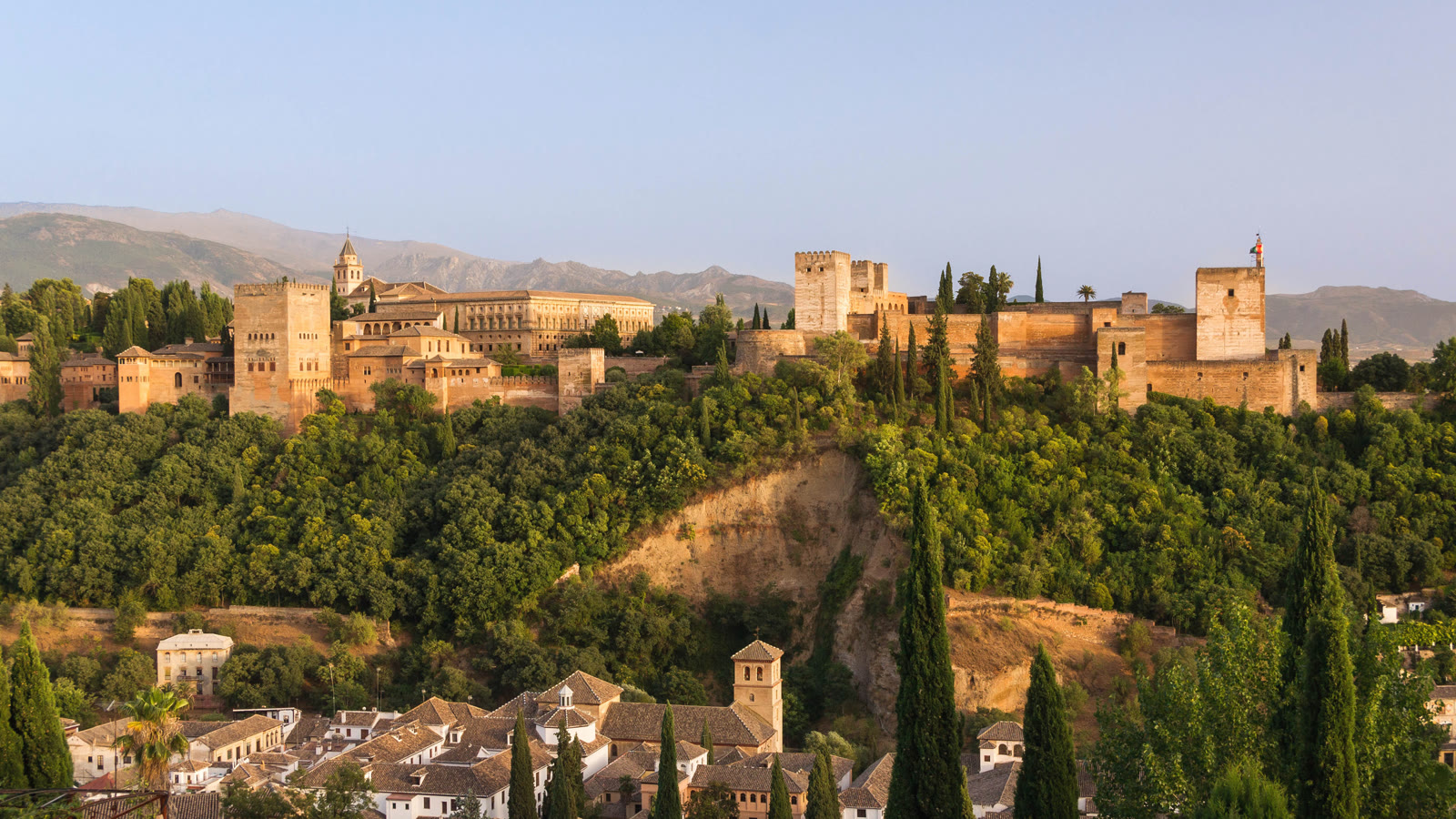 Alhambra på bjergryggen over Granada