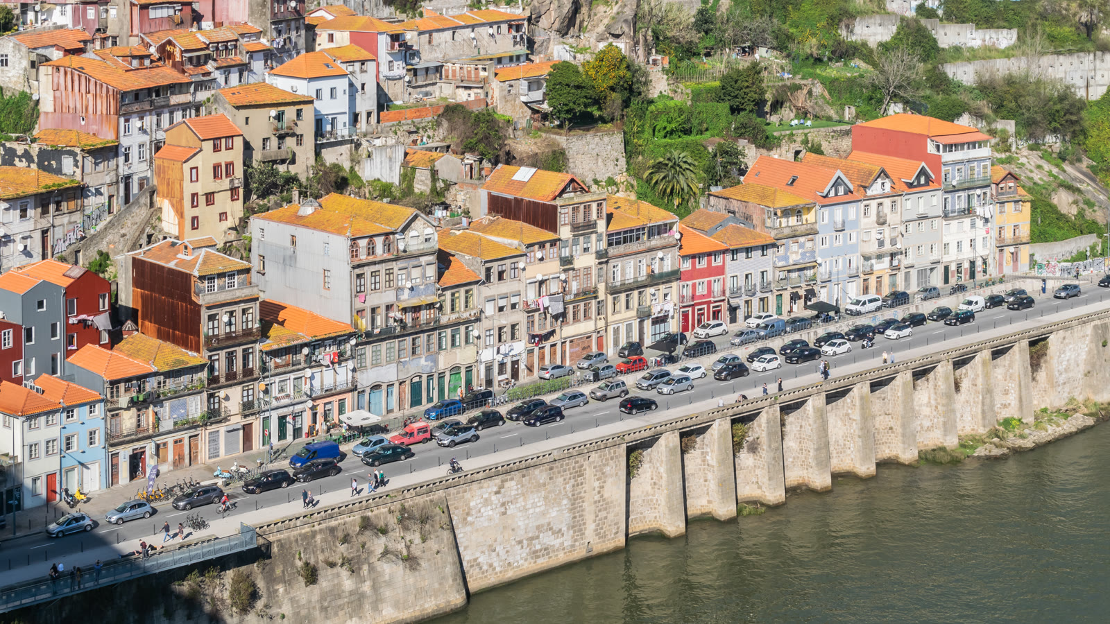 Farvede huse i Ribeira-kvarteret langs Douro-floden i Porto