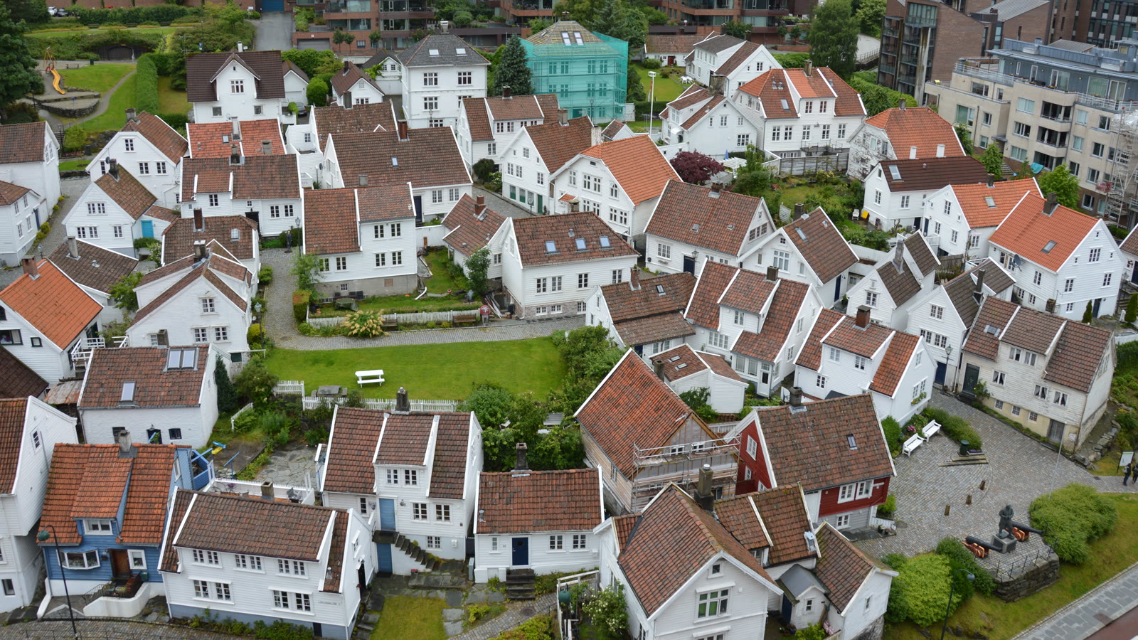 De hvide træhuse i Gamle Stavanger set fra luften