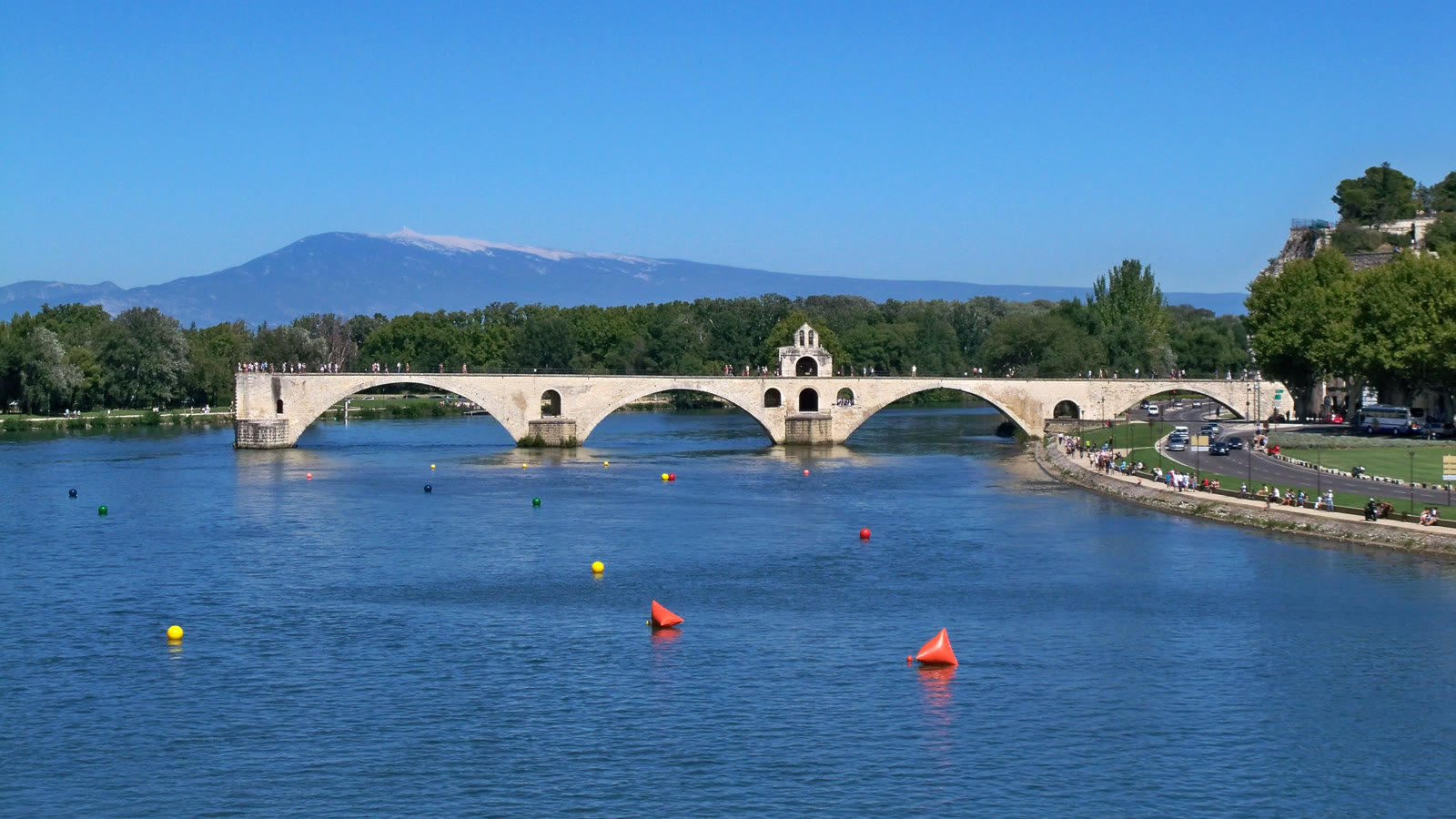 Pont Saint-Bénézet strækker sig ud i Rhône ved Avignon med Saint-Nicolas-kapellet på broen og Mont Ventoux i baggrunden