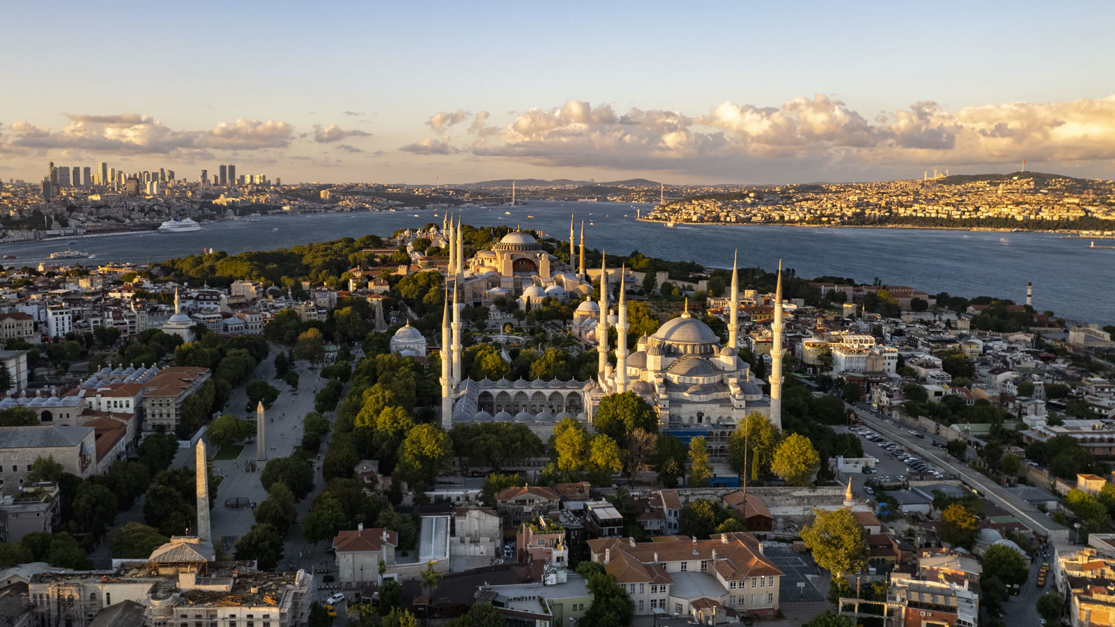 Istanbuls historiske halvø i aftenlys med Den Blå Moské, Hagia Sophia og Bosporus bagved