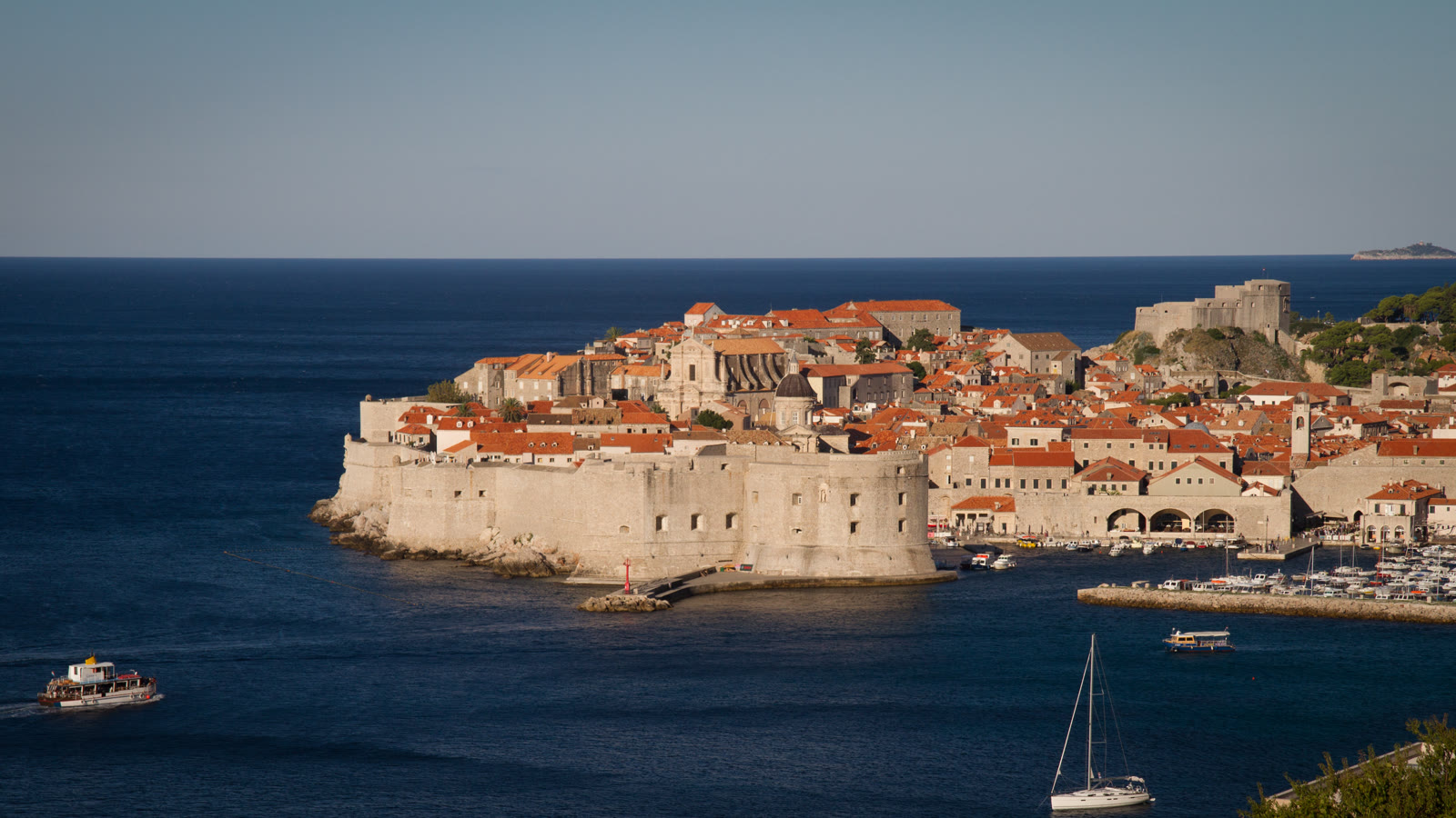 Dubrovniks gamle bydel med bymuren og røde tegltage på en klippehalvø ud i Adriaterhavet