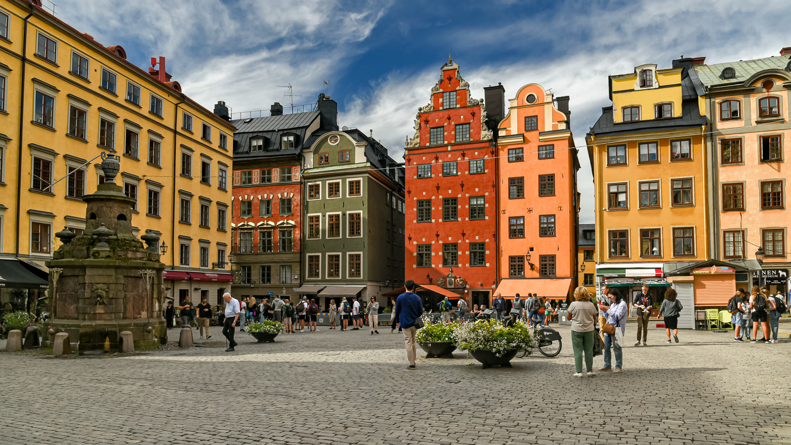 Stortorget i Gamla stan i Stockholm med de farvede gavlhuse og springvandet