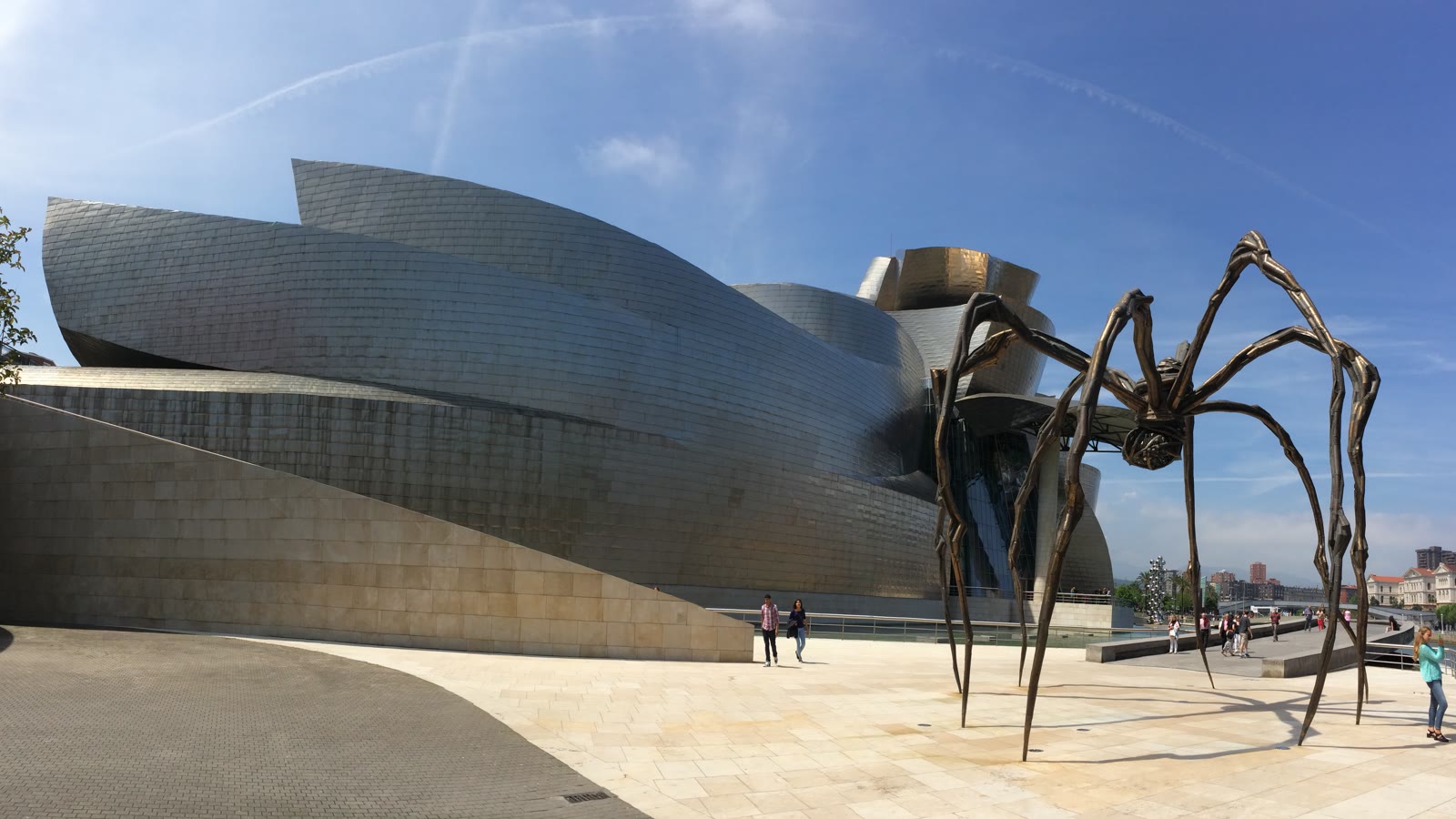 Guggenheim-museets titaniumfacade i Bilbao med Louise Bourgeois' edderkopskulptur Maman i forgrunden