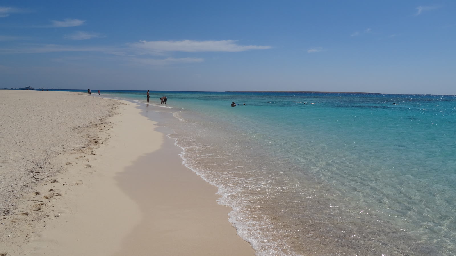 Hvid sandstrand og turkis vand ved Giftun-øerne ud for Hurghada med snorklere i vandet