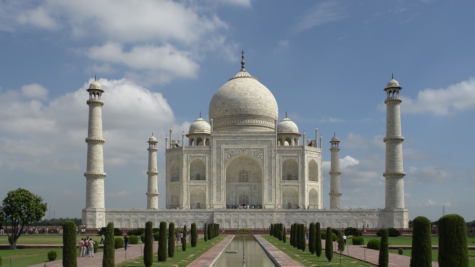 Taj Mahal i Agra set fra haven med de fire minareter og det lange vandbassin