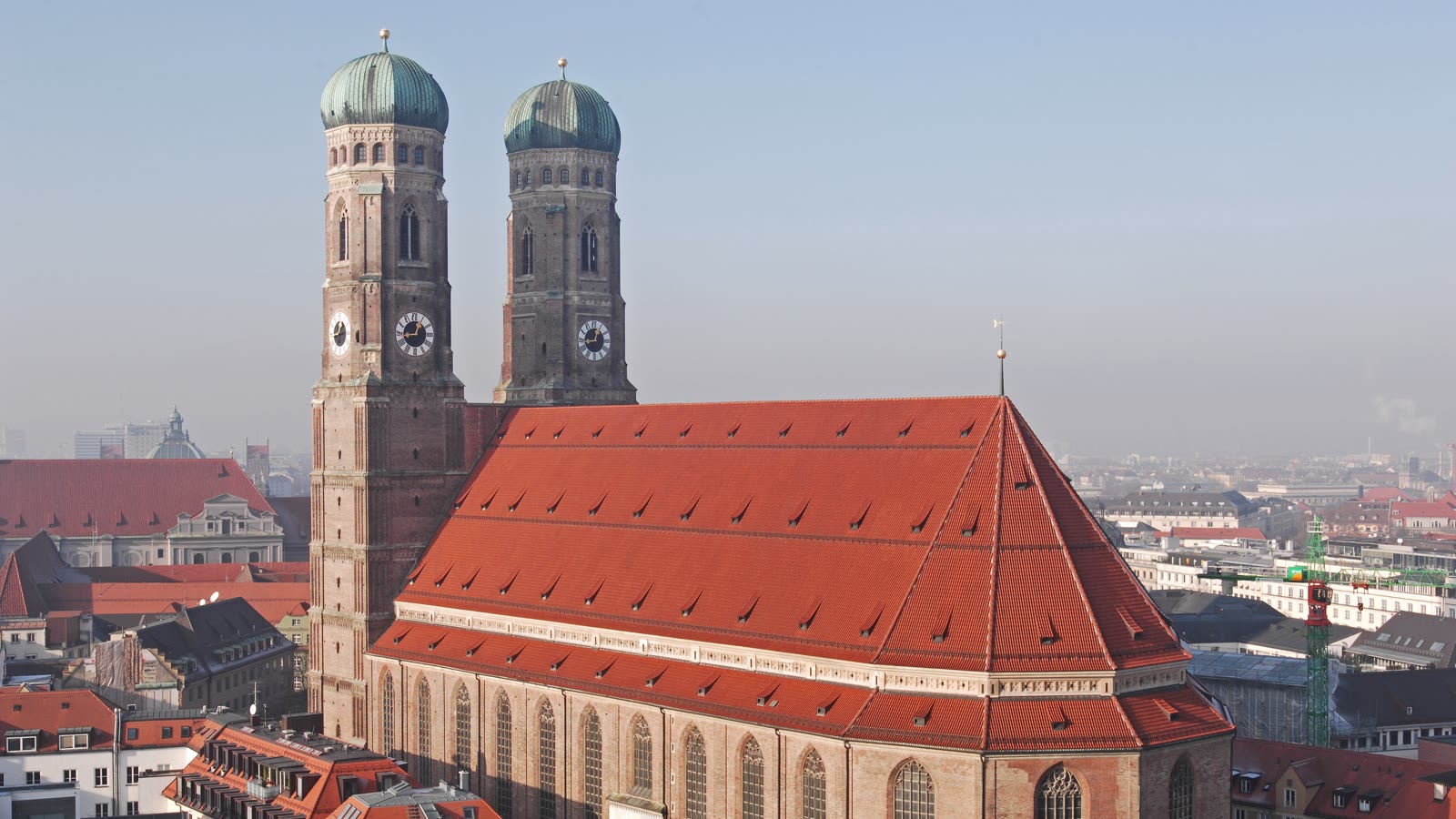 Frauenkirche i München med de to tårne med grønne løgkupler og det røde tegltag set oppefra