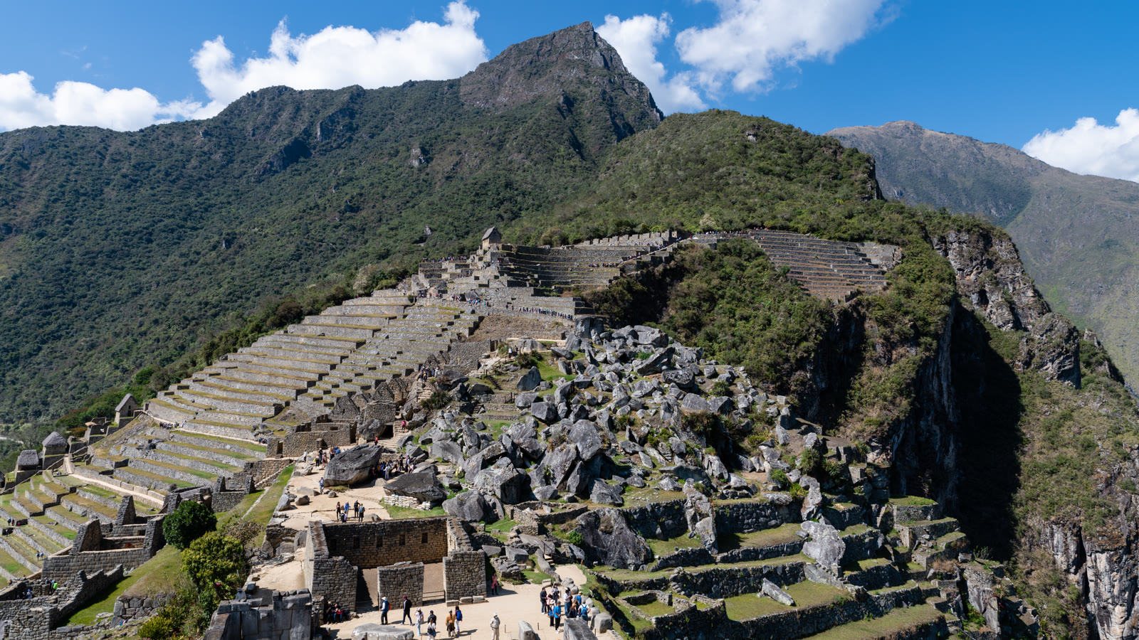 Inkaruinerne og landbrugsterrasserne i Machu Picchu med bjerget Machu Picchu i baggrunden