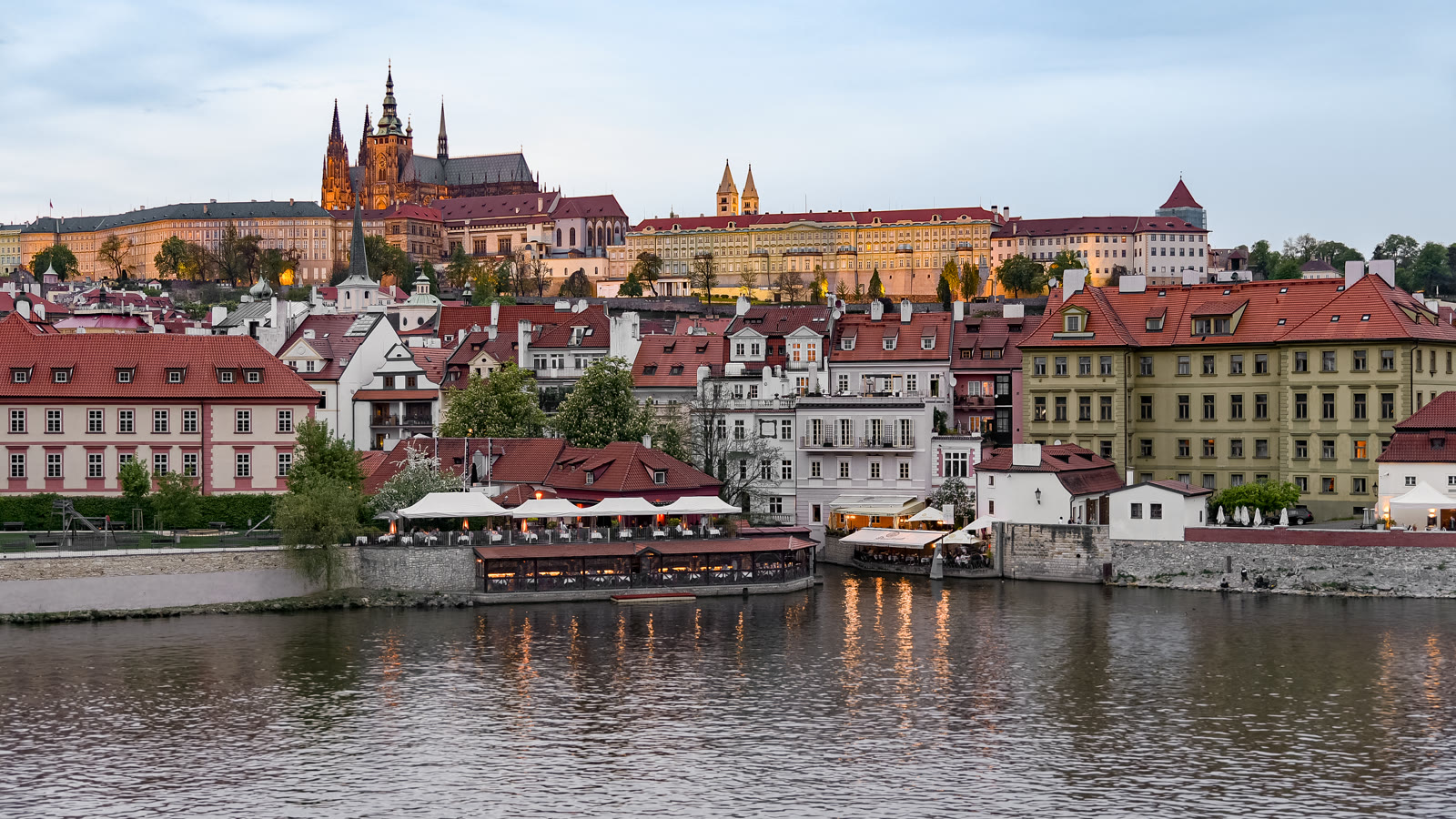 Pragborgen med Sankt Vitus-katedralen over Malá Strana og floden Vltava i Prag i skumringen