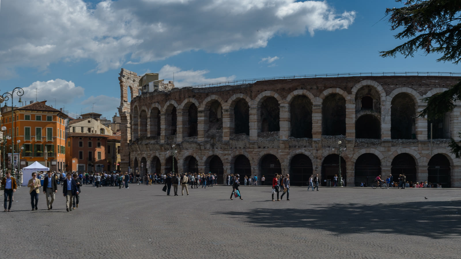 Arena di Verona med den bevarede del af ydermuren set fra Piazza Bra